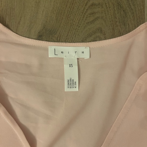 Nordstrom Leith Elegant Pink V-Neck Blouse - Picture 3 of 6